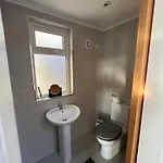 Charlie Og's Bridge House בית נופש *