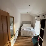 Charlie Og's Bridge House בית נופש *
