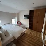 Charlie Og's Bridge House בית נופש *