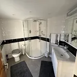 Charlie Og's Bridge House בית נופש *